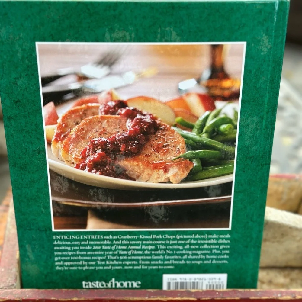 Taste of Home 2010 Annual Recipes Cookbook - Green and Yellow